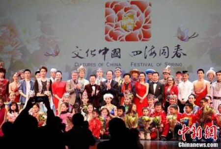 “四海同春”北美團(tuán)演職員謝幕后與中國駐芝加哥總領(lǐng)事洪磊等合影。