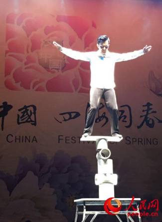 青年雜技演員王強(qiáng)表演的雜技《晃管》