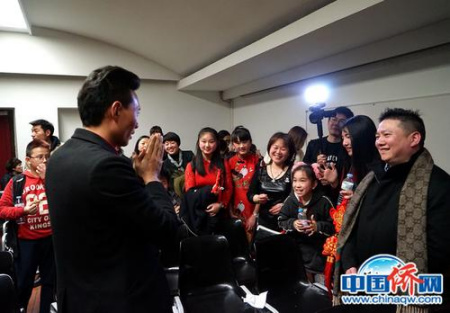 “四海同春”歐洲二團(tuán)7日傍晚走進(jìn)西班牙華星藝術(shù)團(tuán)開展聯(lián)誼活動(dòng)，雙方演員各自獻(xiàn)上精彩表演，在雙向觀摩中分享經(jīng)驗(yàn)心得、促進(jìn)文化交流。圖為魔術(shù)師與現(xiàn)場(chǎng)觀眾互動(dòng)。付強(qiáng) 攝