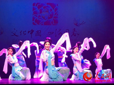 新西蘭當?shù)貢r間2月7日晚，“文化中國·四海同春”赴大洋洲藝術(shù)團在新西蘭克賴斯特徹奇市皇家劇場，為當?shù)厝A僑華人和各界人士奉上一場精彩紛呈的演出。人民網(wǎng)記者 王堯攝