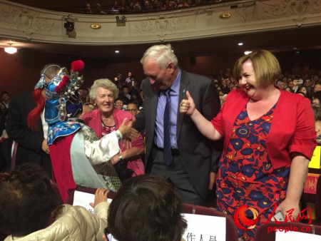 新西蘭當?shù)貢r間2月7日晚，“文化中國·四海同春”赴大洋洲藝術(shù)團在新西蘭克賴斯特徹奇市皇家劇場，為當?shù)厝A僑華人和各界人士奉上一場精彩紛呈的演出。人民網(wǎng)記者 王堯攝