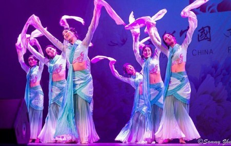 當(dāng)?shù)貢r(shí)間2月5日，“四海同春”新春文藝演出在假北岸的Bruce Mason Centre中心劇場(chǎng)圓滿落幕。來自中國(guó)歌劇舞劇院，中國(guó)煤礦文工團(tuán)，奧克蘭的觀眾奉獻(xiàn)了二場(chǎng)高質(zhì)量，高水平，精彩分呈集歌、舞、民樂、雜技、變臉為一臺(tái)的綜藝節(jié)目，獲得了在場(chǎng)觀眾經(jīng)久不息的掌聲。（新西蘭當(dāng)?shù)厝A人供圖）