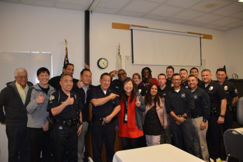 華裔犯罪分析師Cindy馮（前排左三）服務(wù)滿(mǎn)30年榮退，洛市警局好友紛紛慶祝并送祝福。（美國(guó)《世界日?qǐng)?bào)》/高梓原 攝）