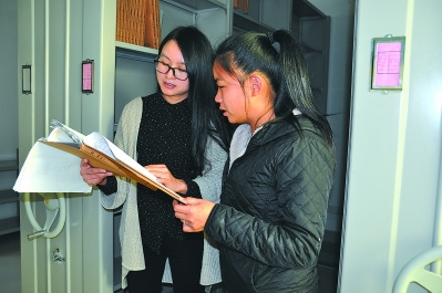 城廂區(qū)檔案局工作人員(左)到澗口村檔案室開展業(yè)務(wù)指導(dǎo)。
