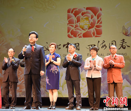 率團(tuán)前來(lái)的中國(guó)國(guó)務(wù)院僑務(wù)辦公室宣傳司司長(zhǎng)、“文化中國(guó)·四海同春”北美代表團(tuán)團(tuán)長(zhǎng)許玉明在晚會(huì)開(kāi)始時(shí)致辭。<a target='_blank' >中新社</a>記者 張朔 攝