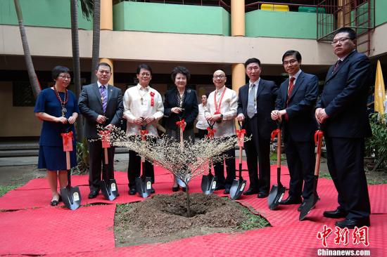 裘援平一行與納卯中華中學(xué)高層一起在校園內(nèi)種植“友誼樹(shù)”。 <a target='_blank' >中新社</a>記者 張明 攝
