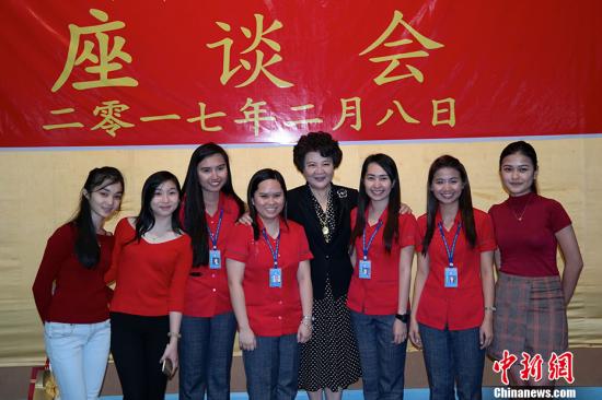 裘援平在納卯中華中學(xué)訪問(wèn)后參加當(dāng)?shù)厝A校華文教師座談會(huì)，與7名曾到中國(guó)培訓(xùn)的菲律賓華文教師合影。 <a target='_blank' >中新社</a>記者 張明 攝