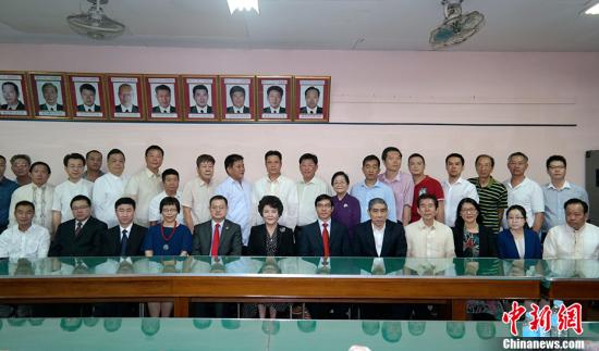 裘援平一行在訪問(wèn)達(dá)沃僑社會(huì)所時(shí)與當(dāng)?shù)貎S領(lǐng)合影。 <a target='_blank' >中新社</a>記者 張明 攝