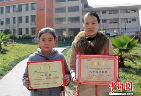 祝隆敏老師與獲獎(jiǎng)學(xué)生王佳琪?！”臼肺坠?攝