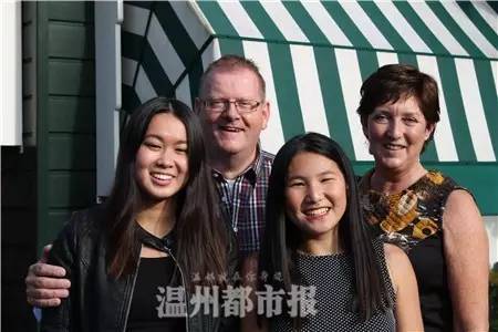 琳西(左一)與養(yǎng)父母及妹妹的合影