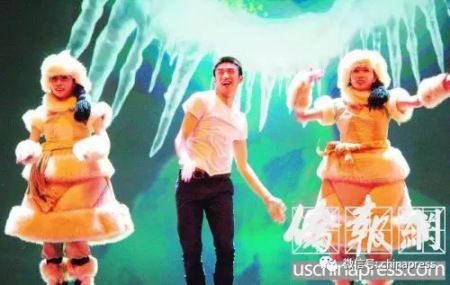 游子夢想著少數(shù)民族的美女伴在身旁。(美國《僑報》/高睿 攝)