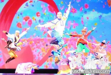 少數(shù)民族載歌載舞歡迎游子的歸來。僑報記者高睿攝