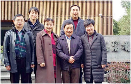 走訪慰問中國僑界“十杰”、全國政協(xié)委員、中國陶瓷藝術(shù)大師徐安碧(前排右2)