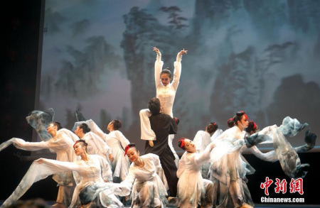 當(dāng)?shù)貢r(shí)間2月9日晚，“文化中國(guó)·四海同春”唱響西班牙巴塞羅那，精彩紛呈的表演令人目不暇接。圖為現(xiàn)場(chǎng)合影。<a target='_blank' >中新社</a>記者 付強(qiáng) 攝