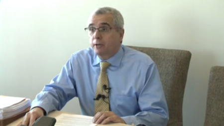 安德魯·薩克斯在記者會(huì)上宣讀聲明。