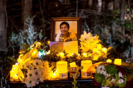 5日晚，大約有80余人來(lái)到River Walk社區(qū)悼念遇害的陳爺爺。