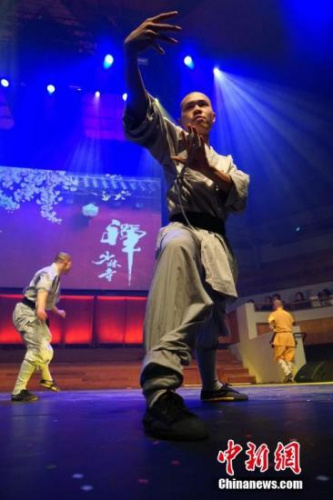 時(shí)值中荷兩國建立大使級(jí)外交關(guān)系45周年，“文化中國·四海同春”于2月4日晚亮相荷蘭烏特勒支，來自中國的傳統(tǒng)文化精粹吸引了眾多當(dāng)?shù)赜^眾。圖為少林武僧功夫表演。<a target='_blank' >中新社</a>記者 付強(qiáng) 攝