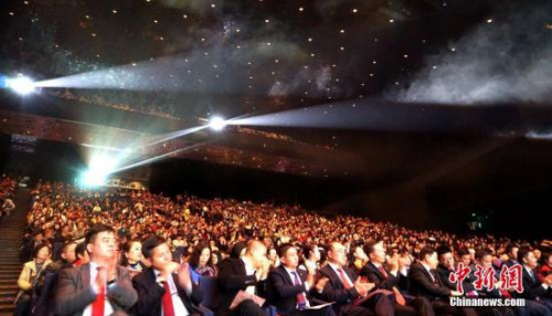 當(dāng)?shù)貢r間9日晚，“文化中國·四海同春”唱響西班牙巴塞羅那，精彩紛呈的表演令人目不暇接。圖為現(xiàn)場觀眾。<a target='_blank' >中新社</a>記者 付強 攝