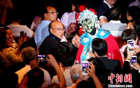 川劇表演藝術(shù)家張琦在觀眾熱烈的掌聲和叫好聲中走下舞臺，與觀眾近距離互動。　賴海隆 攝