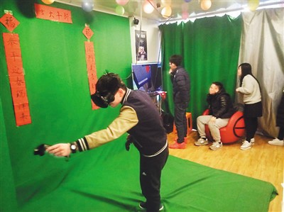 顧客在VR視界虛擬現(xiàn)實主題樂園體驗VR世界。