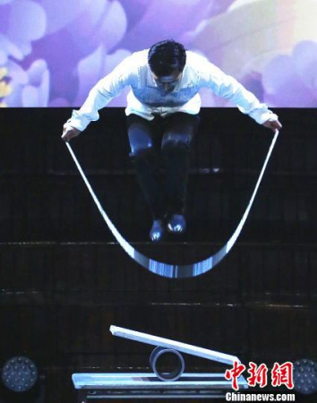 王強表演雜技《晃管》。　賴海隆 攝