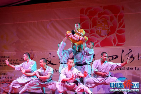 中國僑網2月13日電 當?shù)貢r間2月12日晚，2017年“文化中國·四海同春”歐洲二團馬德里專場演出落下帷幕，標志著“四海同春”英國、荷蘭、西班牙三國訪演圓滿收官。圖為少林武僧表演。(付強 圖/文)
