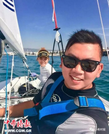 張希和朋友在航行中。（希臘《中希時報》）