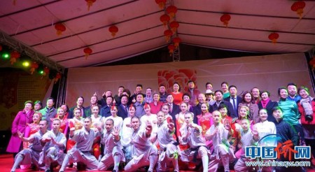 中國僑網2月13日電 當?shù)貢r間2月12日晚，2017年“文化中國·四海同春”歐洲二團馬德里專場演出落下帷幕，標志著“四海同春”英國、荷蘭、西班牙三國訪演圓滿收官。圖為現(xiàn)場合影。(付強 圖/文)
