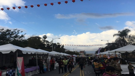 艾市市政府11 日在Arceo公園舉辦的“新春煙火節(jié)”，吸引上千名附近居民前來參與，當晚煙火秀更是吸引群眾圍觀。(記者莊婷／攝影)