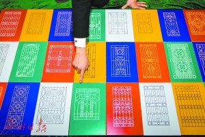 宋志雄在展示刻在瓷板上的窗花圖形。