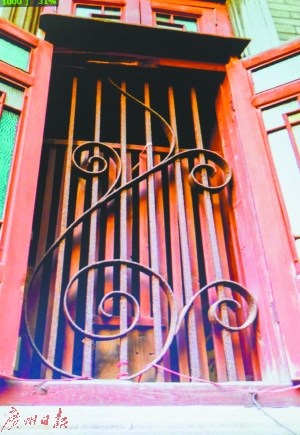 蘭草窗花，位于詩書路的一處窗花，屋主是有名的中草藥商。窗花材料采用了極粗的英國方鋼，在這冰冷的防護結(jié)構(gòu)中，用三毫米厚的扁鋼，折成柔雅的蘭草形狀。