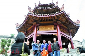 重修后的老亭吸引不少游客。