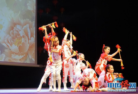 當?shù)貢r間9日晚，“文化中國·四海同春”唱響西班牙巴塞羅那，精彩紛呈的表演令人目不暇接。圖為巴塞羅那中文學校暖場表演滿族舞《花棍》。付強攝