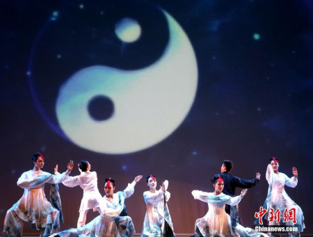  當?shù)貢r間2月2日晚，“四海同春”海外訪演首次亮相英國第二大城市伯明翰，由河南歌舞演藝集團與嵩山少林寺聯(lián)袂帶來的富有中華韻味的節(jié)目收獲如潮好評，助中華文化在海外實力“圈粉”。圖為伯明翰榮譽市長Carl Rice攜夫人與少林武僧合影。 <a target='_blank' >中新社</a>記者 付強 攝