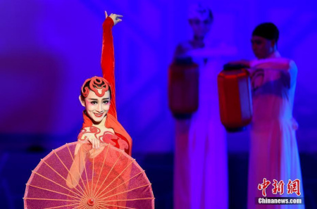  2月10日，由國務院僑務辦公室和香港僑界社團聯(lián)會主辦的“文化中國·四海同春——慶祝香港回歸祖國二十周年香港各界新春晚會”在紅磡體育館舉行。 <a target='_blank' >中新社</a>記者 張宇 攝