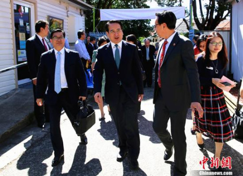 2月13日，中國國務(wù)院僑務(wù)辦公室副主任譚天星一行6人走訪位于悉尼懇思區(qū)華人服務(wù)社的總部。 <a target='_blank' >中新社</a>記者 賴海隆 攝