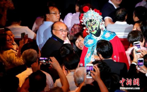 當?shù)貢r間2月12日，由中國國務院僑務辦公室和中國海外交流協(xié)會主辦、澳大利亞南海文化傳媒集團承辦、悉尼華星藝術(shù)團協(xié)辦的2017年“文化中國·四海同春”大型歌舞音樂會在悉尼市政廳再度上演。圖為川劇表演藝術(shù)家張琦走下舞臺，與觀眾近距離互動。<a target='_blank' >中新社</a>記者 賴海隆 攝