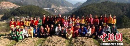 蒼南縣岱嶺畬族鄉(xiāng)坑門村“希望小學”50多位畢業(yè)生再聚 蕭云集 攝 蒼南縣岱嶺畬族鄉(xiāng)坑門村“希望小學”50多位畢業(yè)生再聚 蕭云集 攝