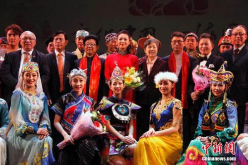 當(dāng)?shù)貢r(shí)間2月13日晚，2017“文化中國(guó)·四海同春”北美代表團(tuán)在加拿大溫哥華女王劇院上演大型歌舞劇《傳奇》，為溫哥華華僑華人送上新春祝福。圖為演出結(jié)束時(shí)中國(guó)駐溫哥華總領(lǐng)事劉菲（二排右四）、國(guó)務(wù)院僑辦宣傳司司長(zhǎng)許玉明（二排左三）、溫哥華中華會(huì)館理事長(zhǎng)姚崇英（二排右三）及一眾嘉賓與全體演員合影。演出團(tuán)由中央民族歌舞團(tuán)為主組成，同時(shí)包括有王宏偉（二排右二）、呂薇（二排左四）等中國(guó)內(nèi)地一流歌唱家。此次演出由中國(guó)國(guó)務(wù)院僑務(wù)辦公室、中國(guó)海外交流協(xié)會(huì)主辦，溫哥華中華會(huì)館承辦。 <a target='_blank' >中新社</a>記者 余瑞冬 攝