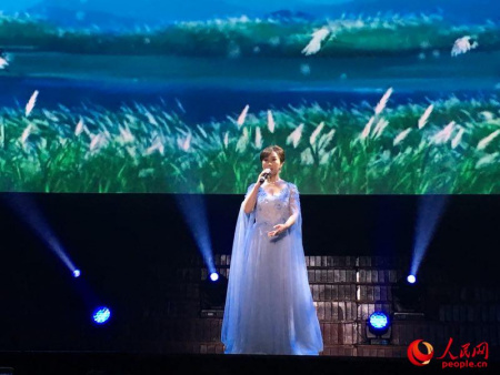 當?shù)貢r間2月12日晚，“文化中國 四海同春”藝術(shù)團在悉尼市政廳為千余名觀眾奉上精彩演出。王堯攝