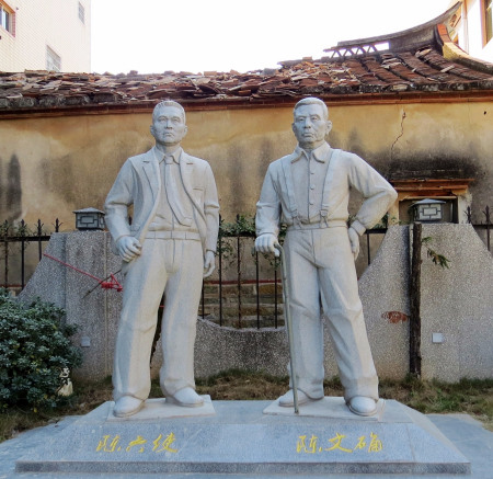 陳文確、陳六使塑像。（圖片來源：央廣網(wǎng)）