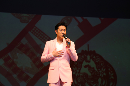 蔡國慶演唱歌曲《三百六十五個祝?！?圖片來源：歐洲時報記者夏曉彤 攝)