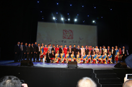 演出結(jié)束合影。(圖片來源：歐洲時報記者夏曉彤 攝)