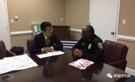 華裔社區(qū)代表與州議員交談。