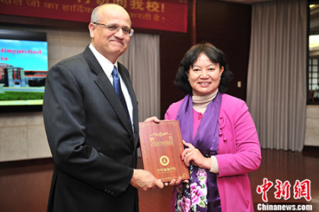 2月15日，印度駐華大使顧凱杰受聘為中印瑜伽學(xué)院印方名譽(yù)院長。 <a target='_blank' >中新社</a>記者 劉冉陽 攝