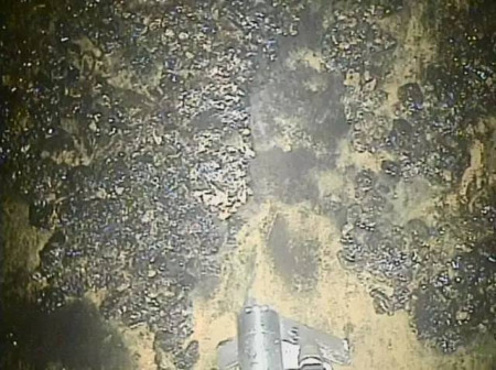 清理道路的機器人用高壓水開路，并拍下了已經(jīng)融化的內(nèi)部堆積物