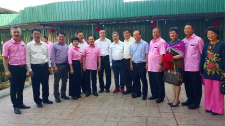 馮主任(右8)與李深靜(右9)等在深靜(哈古樂)小學(xué)禮堂和辦公樓奠基儀式上合影 馮主任(右8)與李深靜(右9)等在深靜(哈古樂)小學(xué)禮堂和辦公樓奠基儀式上合影