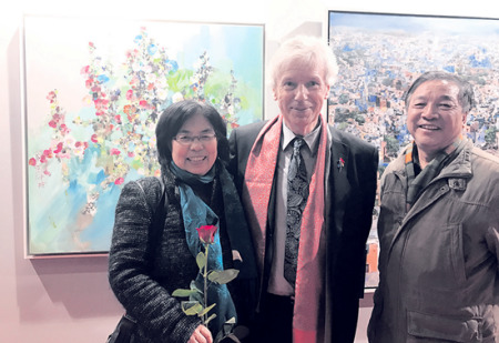 李中耀、李曉紅夫婦與高立昂在畫展上。(法國(guó)《歐洲時(shí)報(bào)》/黃冠杰 攝)
