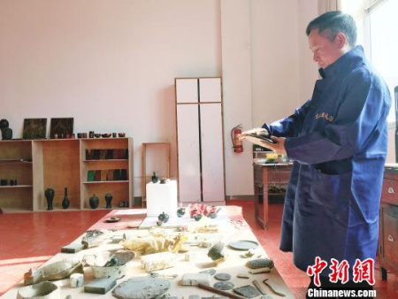 “大方彝族漆器髹飾技藝”貴州省級(jí)非遺代表性傳承人高光友制作漆器?！钤?攝