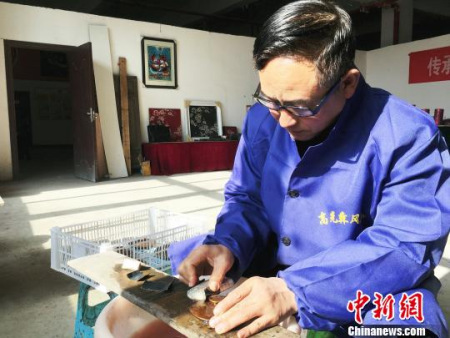 “大方彝族漆器髹飾技藝”貴州省級(jí)非遺代表性傳承人高光友制作漆器?！钤?攝